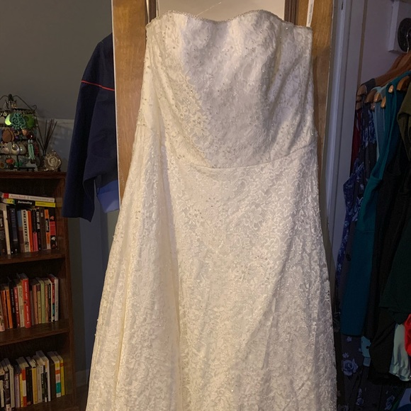 Strapless T-length lace wedding dress. Never worn - Picture 1 of 3